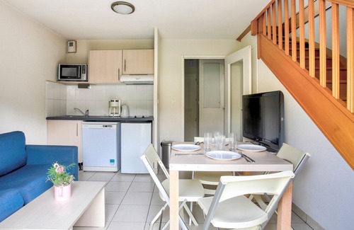 Le Tronchet House | Le Nid de Détente - Maisonnette avec piscine partagée