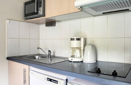 Le Tronchet House | Le Nid de Détente - Maisonnette avec piscine partagée