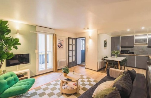 Hincmar Apartment | Le Pastel - sleeps 10 - near Cathedral