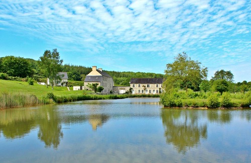 Saint-Sauveur-le-Vicomte Cottage | Le Pont D'Albart lakeside cottage with swimming pool