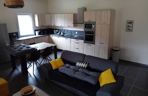 Saint-Leon-sur-Vezere Apartment | Le Séchoir des acacias "3 Gîtes: 12 personnes".