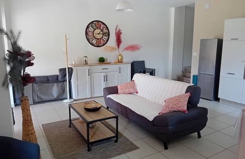 Saint-Leon-sur-Vezere Apartment | Le Séchoir des acacias "3 Gîtes: 12 personnes".