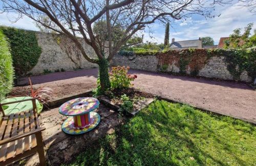 Commes House | Le So Art, grande maison 4 chambres, terrain de pétanque, grand jardin clos, flipper, babyfoot, jeux Arcade, ping pong,1 km mer, proche golf, Port en Bessin, Bayeux et plages du débarquement, adaptée enfants