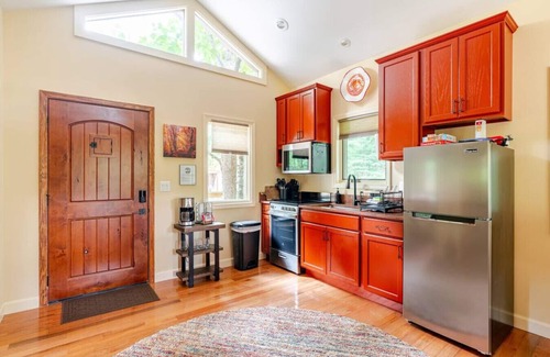 Marshall Cabin | Leaf Change Special Poplar Treehouse Near Asheville - Pet Friendly