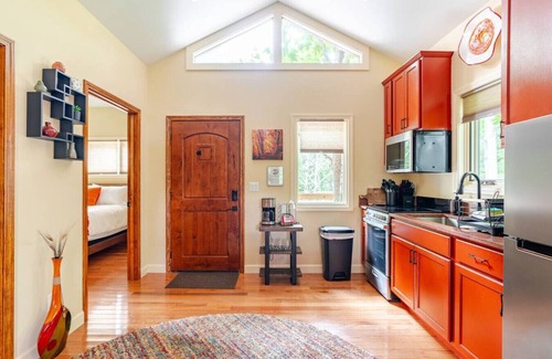 Marshall Cabin | Leaf Change Special Poplar Treehouse Near Asheville - Pet Friendly