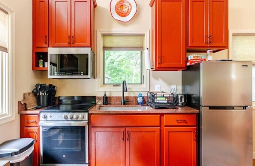 Marshall Cabin | Leaf Change Special Poplar Treehouse Near Asheville - Pet Friendly