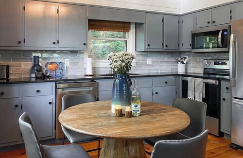 Hidden Lake Cabin | Leaf & Log Serene Cabin w/Lounge Deck & Firepit