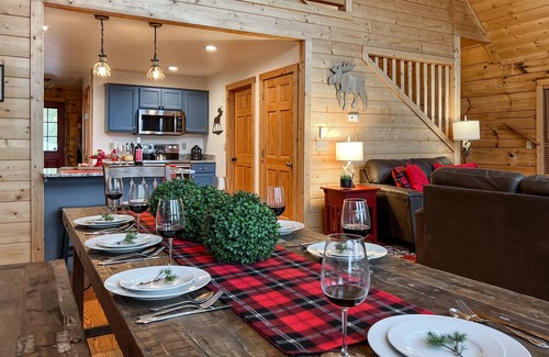 Wolf Laurel Cabin | Leaf Season | Hot Tub | 6 Smart TV | Parking