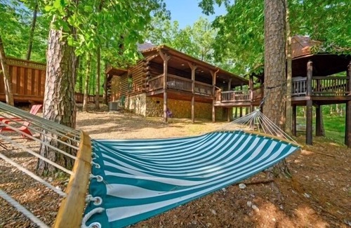 Broken Bow Cabin | Leave It Behind 3 Bedroom Cabin by RedAwning