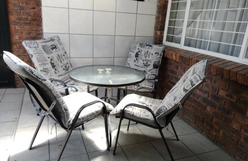 Arcadia Cottage | Legaeng Cottage - peaceful private family size unit with swimming pool and WIFI