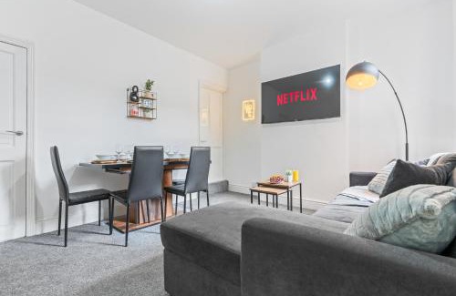 Welford House | Leicester Central 4BR Home - Garden - Sleeps 10