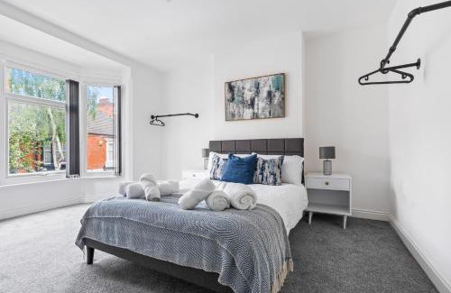 Welford House | Leicester Central 4BR Home - Garden - Sleeps 10