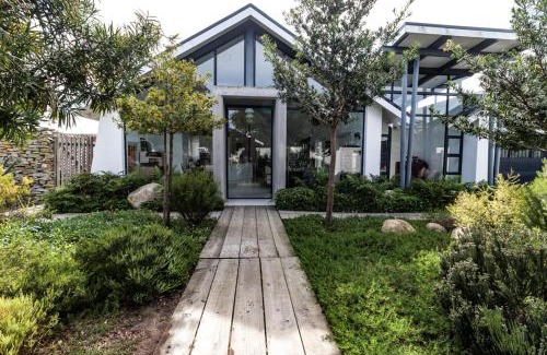 Knysna House | Leisure Isle 2 bedroom home with essential power.