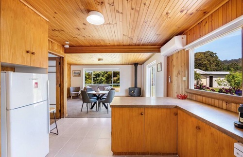 Police Point Apartment | Lemonade by the Beach: Serene Huon Valley Retreat with Water Views