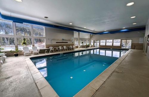 Lakeside Village House | Lenawee 1741 by SummitCove Lodging
