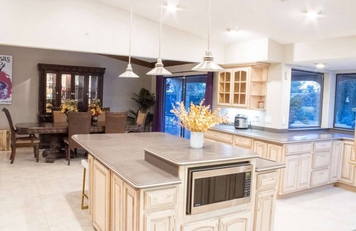 Paradise House | Leopard Lux Gold Rush: Heated*Pool, 4000SqFt, Jacuzzi*, Billiards, Darts, Projector, 4K TV's, Darts