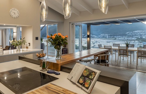 Scott Estate House | Leopard Rock arguably the most exclusive and prominent position in Hout Bay.