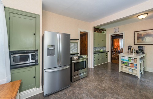 Superior House | Leraan House. Family Friendly newly remodeled elegant historic home