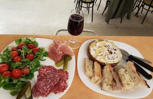 Gurgy Apartment | Les 3 Cailloux Bar Restaurant