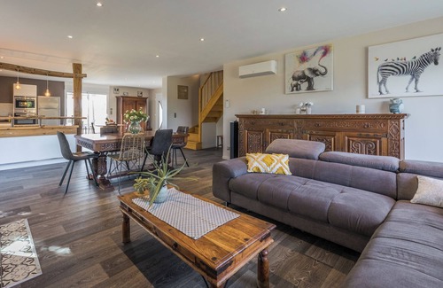 Saint-Pantaleon-de-Larche House | Les Oies de Julia, renovated home in the Dordogne with private pool and terraces