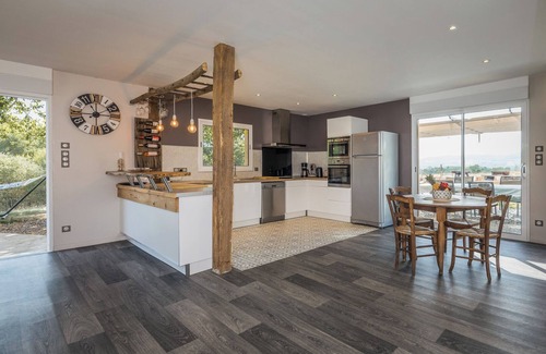 Saint-Pantaleon-de-Larche House | Les Oies de Julia, renovated home in the Dordogne with private pool and terraces