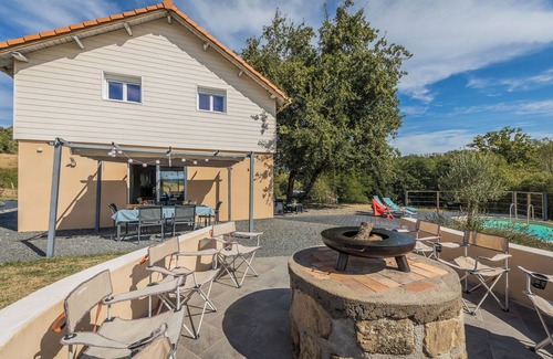 Saint-Pantaleon-de-Larche House | Les Oies de Julia, renovated home in the Dordogne with private pool and terraces