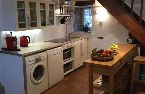 Caylus Cottage | Les gites Perard (West Gite) sleeps 4. Use of Swimming Pool & Pet friendly