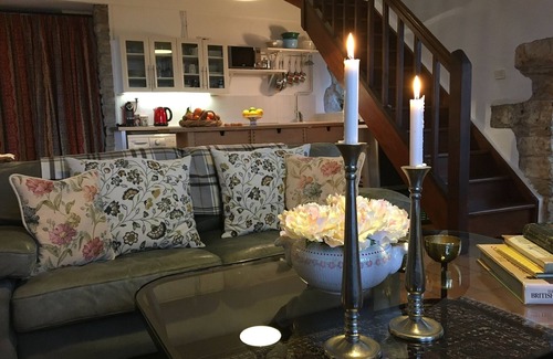 Caylus Cottage | Les gites Perard (West Gite) sleeps 4. Use of Swimming Pool & Pet friendly