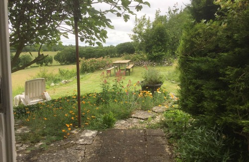 Caylus Cottage | Les gites Perard (West Gite) sleeps 4. Use of Swimming Pool & Pet friendly