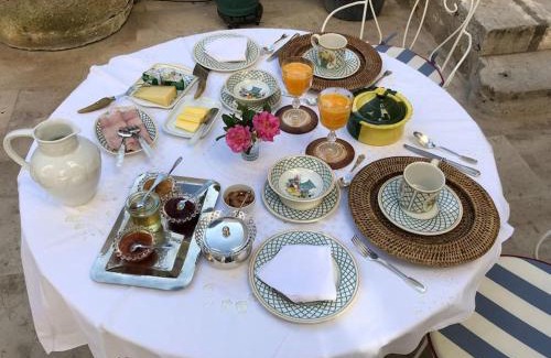 Bourgogne Apartment | Les Pensees Chambre Hemingway