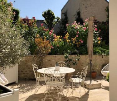 Bourgogne Apartment | Les Pensees Chambre Hemingway