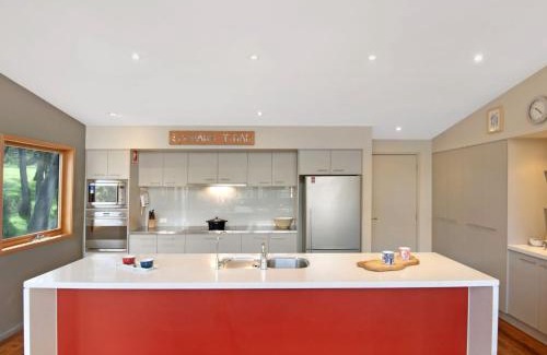 Lake Crackenback House | Les Perrieres Chalet - Spacious 2BR Chalet l Gym l Indoor Pool l Tennis l WiFi l BBQ