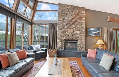 Lake Crackenback House | Les Perrieres Chalet - Spacious 2BR Chalet l Gym l Indoor Pool l Tennis l WiFi l BBQ