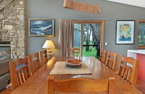 Lake Crackenback House | Les Perrieres Chalet - Spacious 2BR Chalet l Gym l Indoor Pool l Tennis l WiFi l BBQ