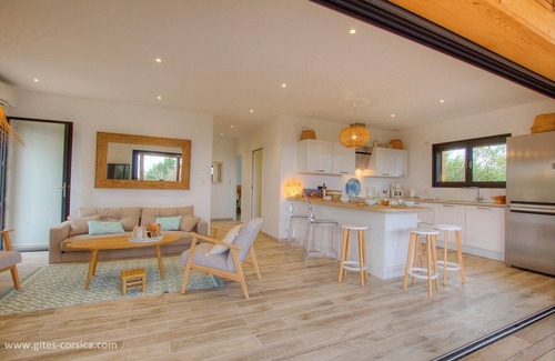 Coti-Chiavari House | LES PIEDS DANS L'EAU Jacuzzi and beach for 2 to 8 people