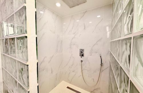 Metz-Centre – Ancienne Ville Apartment | Les Suites Bisous Metz - Jacuzzi & Private Sauna