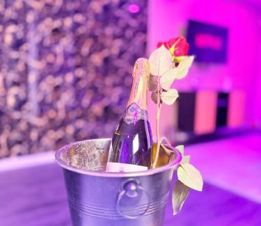 Metz-Centre – Ancienne Ville Apartment | Les Suites Bisous Metz - Jacuzzi & Private Sauna