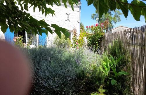 Saint-Martial-de-Vitaterne House | LES VOLETS BLEUS