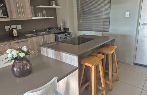 Greater Johannesburg Metropolitan Area Apartment | Lesry Sandton Apartment Modern 2Bed & 2Bath, Pool. Within Sandton Rivonia
