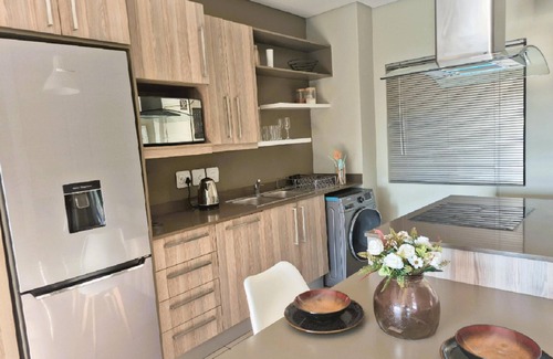 Greater Johannesburg Metropolitan Area Apartment | Lesry Sandton Apartment Modern 2Bed & 2Bath, Pool. Within Sandton Rivonia