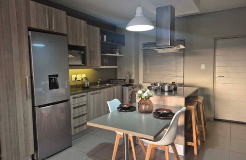 Greater Johannesburg Metropolitan Area Apartment | Lesry Sandton Apartment Modern 2Bed & 2Bath, Pool. Within Sandton Rivonia