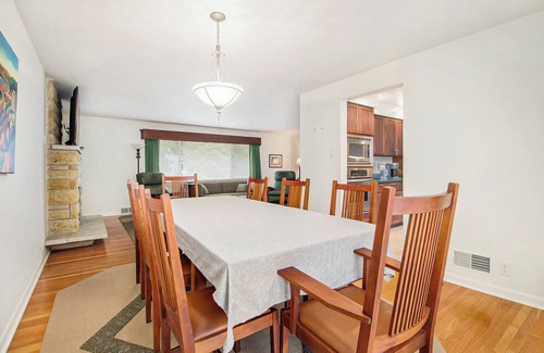 Harters Heights House | Less than 1 block to Notre Dame! Sleeps 14