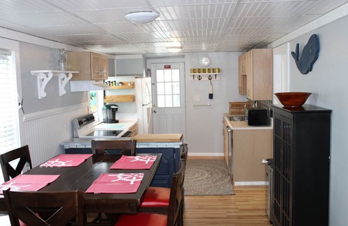Hampton Cottage | Let the sea revive you. 1/2 block to beach