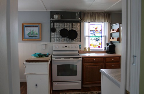 Hampton Cottage | Let the sea revive you. 1/2 block to beach.