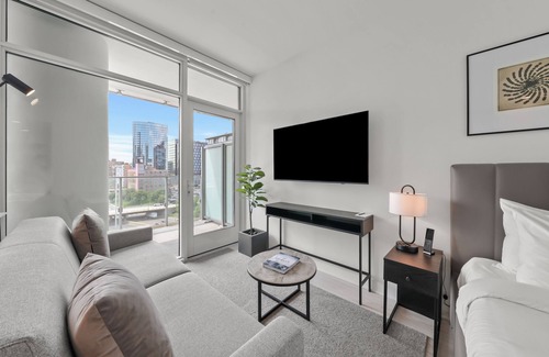 West Loop Hotel | Level Fulton Market - Open Concept studio with full kitchen and luxury bathroom
