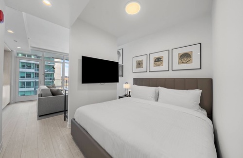 West Loop Hotel | Level Fulton Market - Open Concept studio with full kitchen and luxury bathroom