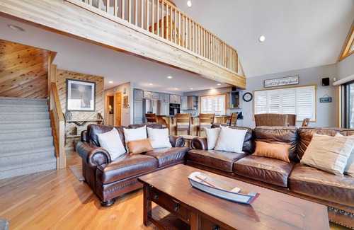 Lakeville House | Level Lake Wallenpaupack Lakefront w/Private Dock, Hottub, Kayaks & Paddleboards