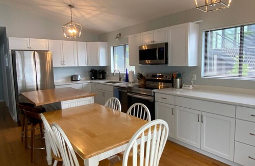 Skaneateles House | Level Skaneateles Lakefront Woodland Cottage