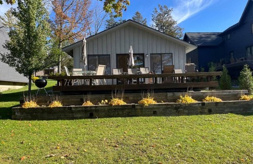 Skaneateles House | Level Skaneateles Lakefront Woodland Cottage