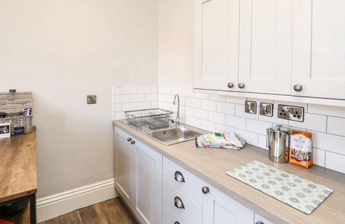 Loftus Cottage | LEWIS HUNTON SUITE, romantic, character holiday cottage in Loftus